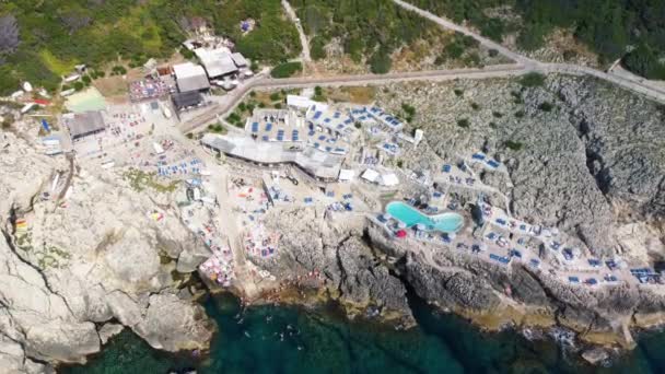 Yaz mevsiminde İtalya 'nın Anacapri kentindeki deniz uçağından deniz feneri plajının yukarıdan görünüşü — Stok video