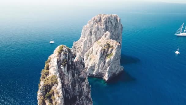 Vista aérea aérea de Faraglioni desde un dron, Capri. Famosas rocas de Campania, Italia — Vídeo de stock