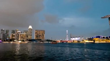 SINGAPORE - 3 HAZİRAN 2020 Singapur gece silueti bir feribot gezisinden