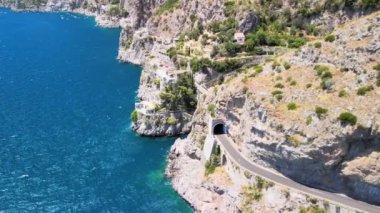 İtalya 'nın yaz mevsiminde güzel Amalfi Sahili' nin muhteşem hava manzarası. Drone bakış açısı