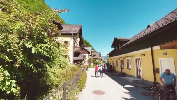 HALLSTATT, AUSTRIA - 2021年9月3日:観光客は美しい夏の日に街の通りを楽しむ. — ストック動画