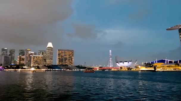 SINGAPORE - JANUARI 3, 2020: Singapore nachtelijke skyline van een veerboot cruise — Stockvideo