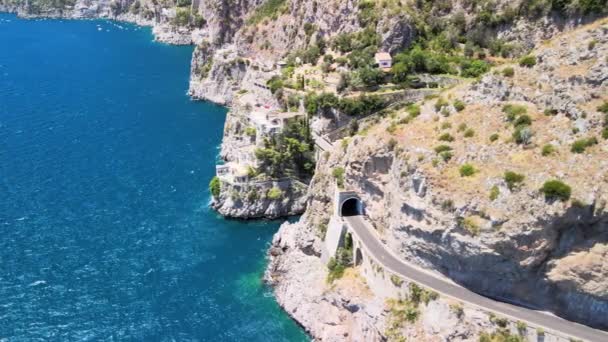 Vista aérea incrível da bela Costa Amalfitana na temporada de verão, Itália. Ponto de vista dos drones — Vídeo de Stock