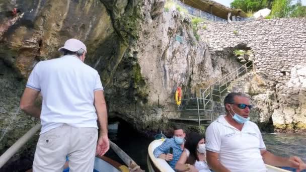 CAPRI, İtalya - 17 Haziran 2021: Turistler ve yerel halk ünlü Blue Grotto 'yu ziyaret etti — Stok video
