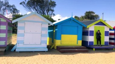 BRIGHTON BEACH, AUSTRALYA - 9 Eylül 2018: Sahildeki ünlü renkli kulübelerin panoramik manzarası