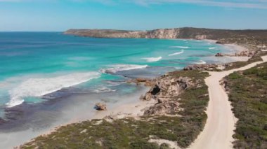Pennington Körfezi, Güney Avustralya, Kanguru Adası 'nda harika bir plajdır. İHA 'dan hava görüntüsü