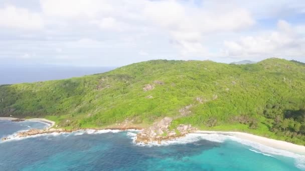 塞舌尔岛La Digue 。从无人驾驶飞机上俯瞰海滩和海洋的惊人景象 — 图库视频影像