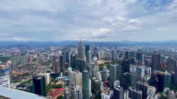 Increíble vista aérea de Kuala Lumpur en un día nublado, Malasia — Vídeo de stock