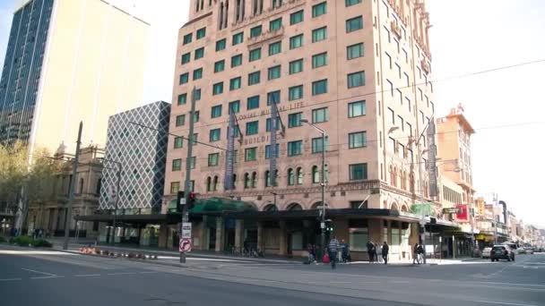 ADELAIDE, AUSTRALIA - 16 DE SEPTIEMBRE DE 2018: Calles y edificios de la ciudad, vista panorámica — Vídeo de stock