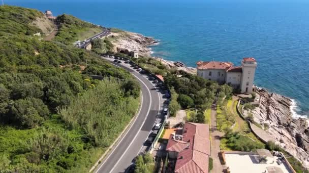 Úžasný letecký výhled na toskánské pobřeží v oblasti Calafuria, Itálie. Zpomalený pohyb — Stock video
