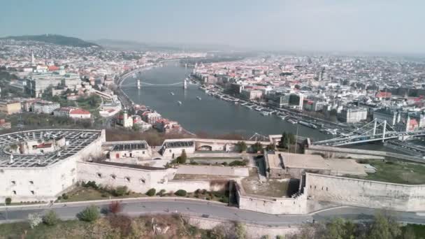 Letecký pohled na panorama Budapešti v jarní sezóně, Maďarsko. Zpomalený pohyb — Stock video