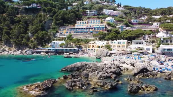 Luchtfoto van Marina Piccola Beach vanaf drone in het zomerseizoen - Capri, Italië — Stockvideo