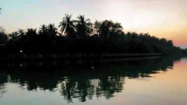 Günbatımında tekneleri olan Amphawa Nehri, Tayland