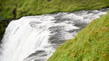Yaz mevsiminde Skogafoss Şelaleleri ve Dağları, İzlanda Ağır çekim