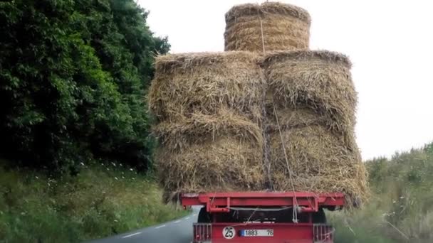 NORMANDY, FRANKRIKE - JULI 2014: Lastbil transporterar höbalar under sommarsäsongen Slow motion — Stockvideo