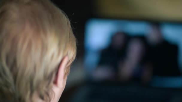 Žena pozdrav rodiče ve videohovoru v pandemickém čase — Stock video