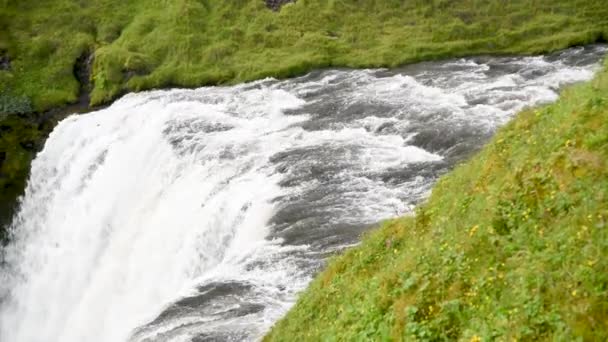 Yaz mevsiminde Skogafoss Şelaleleri ve Dağları, İzlanda Ağır çekim — Stok video