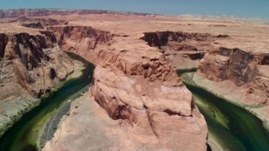 Güneşli bir öğleden sonra güzel at nalı kıvrımının hava manzarası, Page, Arizona