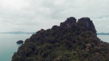 Tayland takımadaları, hava manzarası. Krabi eyaletindeki güzel adalar İHA 'dan görüldüğü gibi