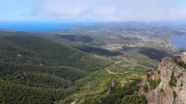 イタリアのエルバ島。山や風景の無人機からの素晴らしい航空ビュー — ストック動画