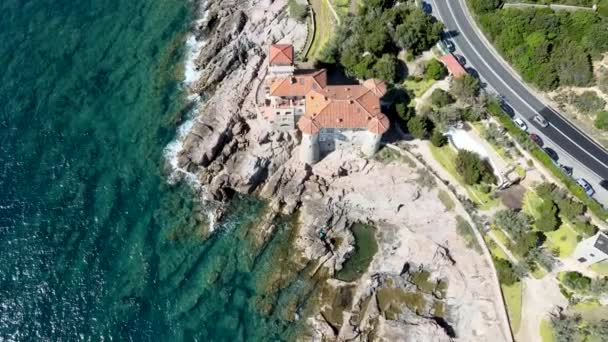 Niesamowity widok z lotu ptaka na wybrzeże Toskanii w rejonie Calafuria we Włoszech. Zwolniony ruch — Wideo stockowe
