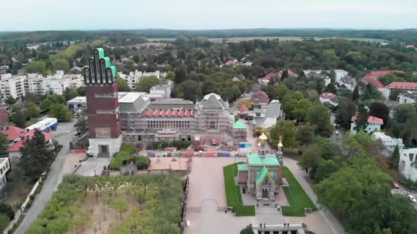 Darmstadt Orthodoxe Kerk in het zomerseizoen, Duitsland. Zicht vanaf drone in slow motion — Stockvideo