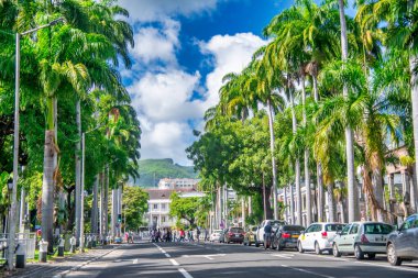 PORT LOUIS, MAURITİUS - 28 NİSAN 2019: Hareket halindeki bir arabadan şehir binaları ve sokak manzarası