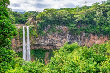 Chamarel Şelalesi Mauritius 'un tropikal ada ormanında