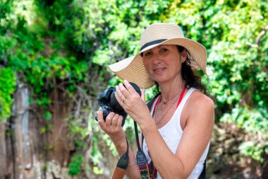 Orman gezisindeki kadın fotoğrafçı.