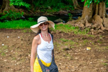 Orman gezisindeki kadın fotoğrafçı.