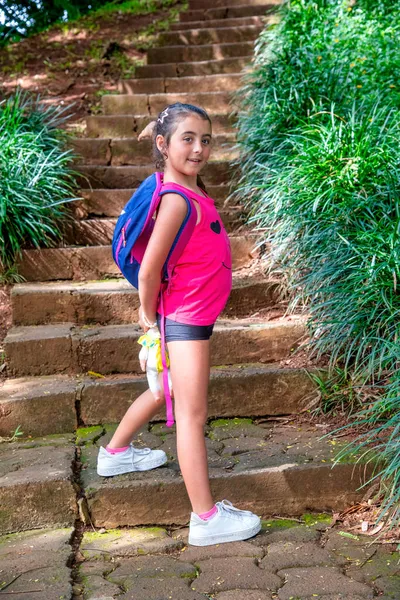 Boldog Fiatal Lány Mászik Lépcsőn Kirándulás Közben — Stock Fotó
