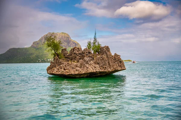 Kristal kaya, Mauritius kıyı şeridinin önündeki ıssız bir kayadır.