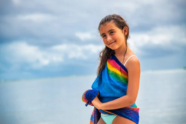 Usmívající Krásná Mladá Dívka Pareo Tropické Pláži — Stock fotografie