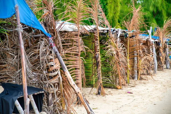 Tropische Hütten Aus Palmblättern Strand — Stockfoto