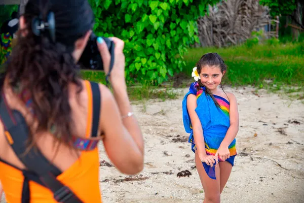 Güzel Bir Bayan Fotoğrafçı Gün Batımında Tropik Bir Adada Genç — Stok fotoğraf