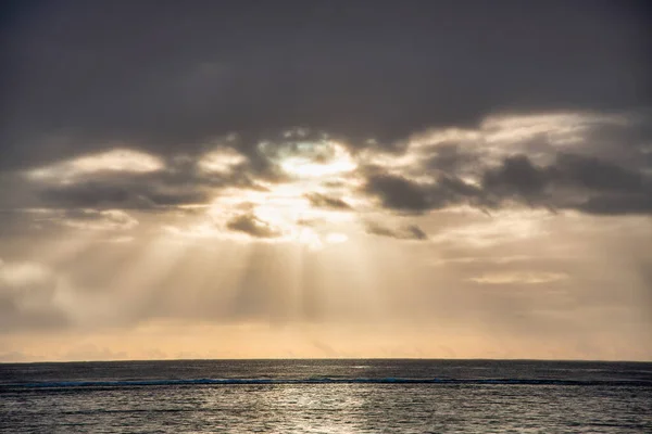 Sonnenstrahlen Durch Den Bewölkten Himmel Der Abenddämmerung — Stockfoto