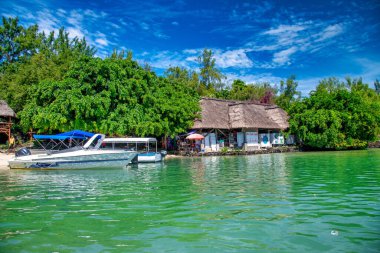 Mauritius 'ta güzel bir sahil boyunca küçük tekneler.