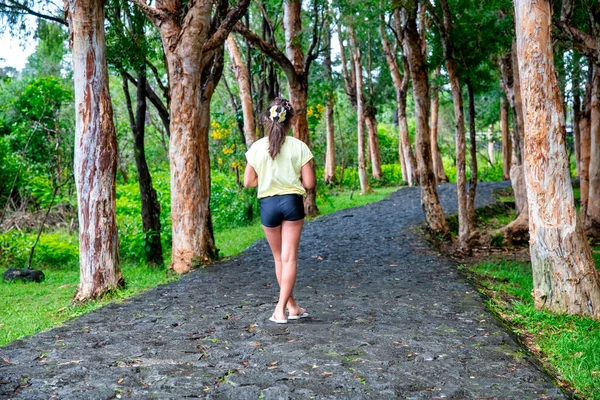 Güzel Bir Patika Boyunca Yürüyen Genç Bir Kızın Arka Görüntüsü — Stok fotoğraf