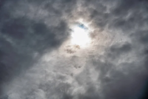 Tunga Moln Himlen Med Strålande Sol — Stockfoto