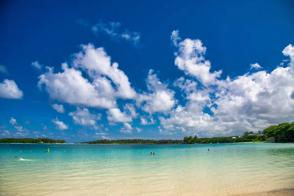 Tropikalna Plaża Turystami Słoneczny Dzień — Zdjęcie stockowe