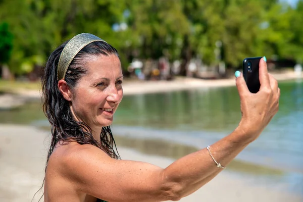 Bela Fotógrafa Feminina Tirando Selfies Uma Costa Praia Tropical — Fotografia de Stock