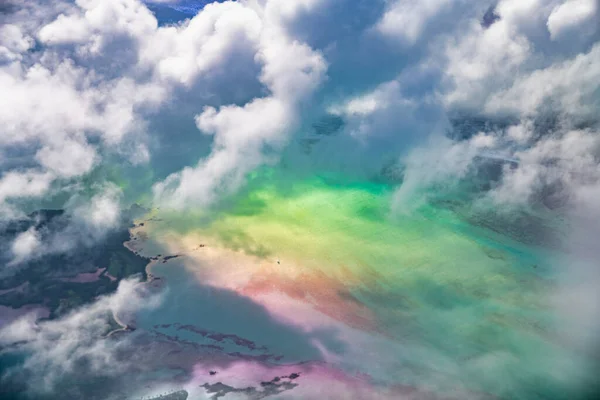 Hermosos Reflejos Oceánicos Bajo Las Nubes Vista Desde Avión —  Fotos de Stock