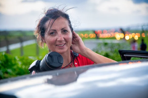 Piękna Kobieta Fotograf Robi Zdjęcia Lotnisku Pasa Startowego — Zdjęcie stockowe