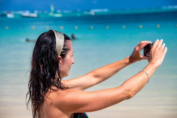 Hermosa Fotógrafa Tomando Selfies Una Playa Tropical — Foto de Stock
