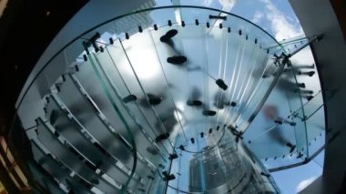 Modern bir merdivende yürüyen ve hareket eden insanların yavaş hareketleri. İş konsepti. Alttan gelen ayak izleri.