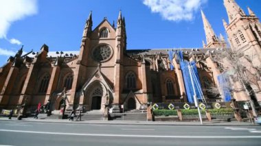 SYDNEY, AUSTRALYA - 19 Ağustos 2018: Güneşli bir günde St Mary Katedrali ve turistlerin panoramik manzarası