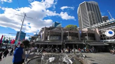 SYDNEY, AUSTRALYA - 19 Ağustos 2018: Güneşli bir günde turistlerle Darling Harbour 'un panoramik manzarası