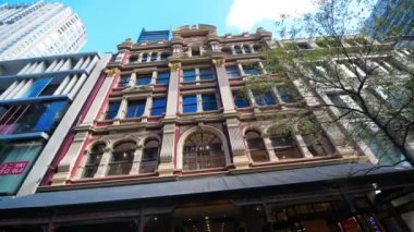 SYDNEY, AUSTRALYA - 19 Ağustos 2018: Güneşli bir günde George Caddesi 'nin ve binaların panoramik manzarası