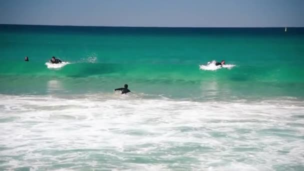 BONDI BEACH, AUSTRÁLIA - 18 de AGOSTO de 2018: Surfistas e ondas em um dia ensolarado — Vídeo de Stock