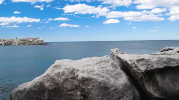 Vista panorâmica da costa de Bondi Beach em um dia ensolarado, Austrália — Vídeo de Stock